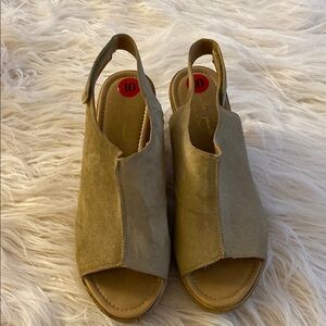 MILA PAOLI Women's Tan Slingback Sandals